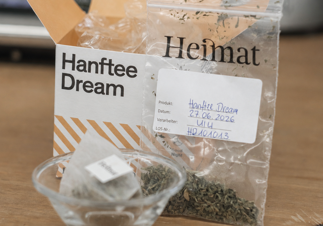 Hanftee Dream — Produktbox, Teebeutel in Glase und Beutel mit losem Hanftee auf Holzuntergrund